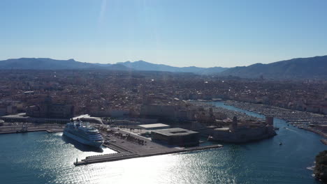 Marsella-Ferry-Gigante-Puerto-Viejo-Museo-Mucem-Toma-Aérea-Día-Soleado-Cielo-Azul